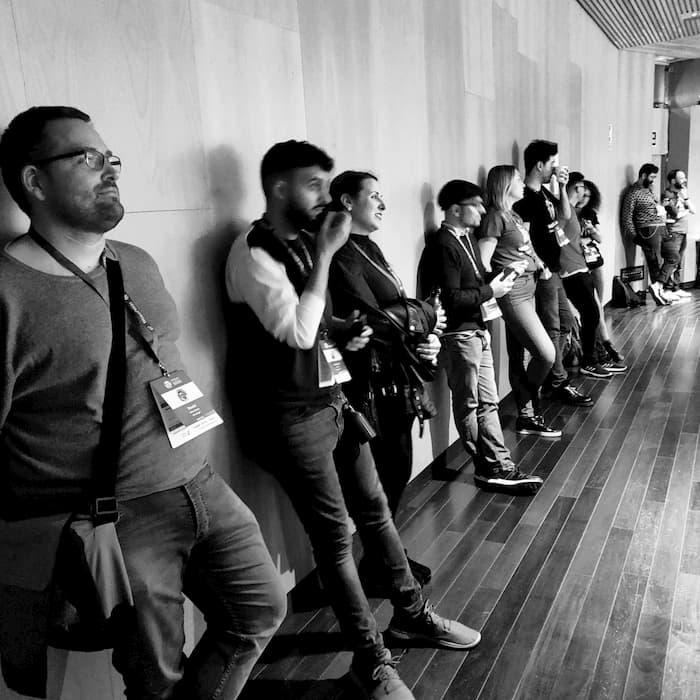WordCamp Valladolid con gente al fondo de la sala. Foto de Javier Casares