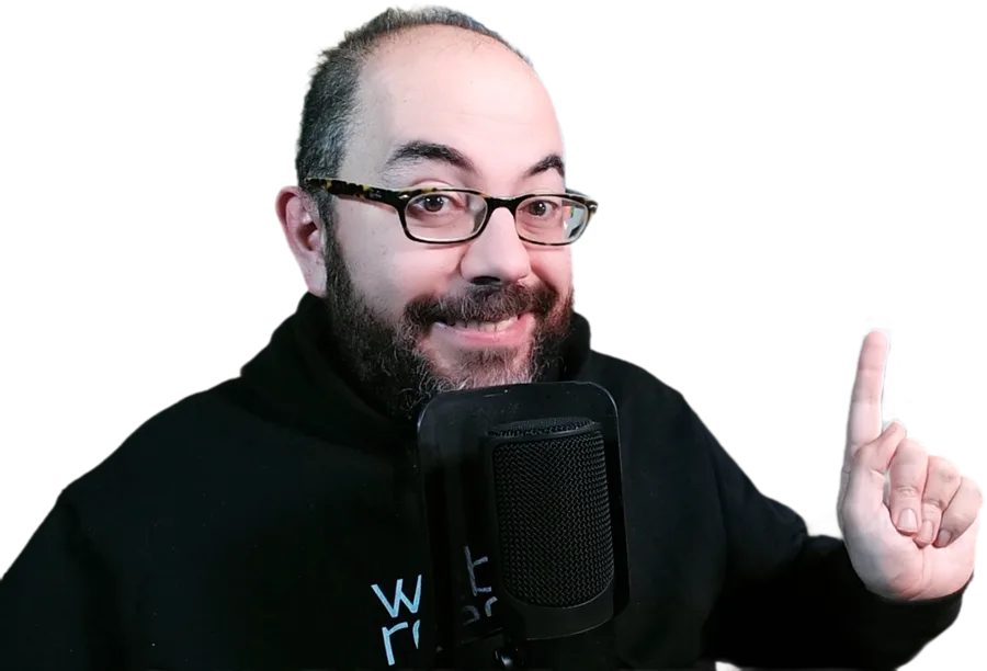 Dani Primo con sudadera de Web Reactiva, delante del micro, levantando el dedo para dar un consejo