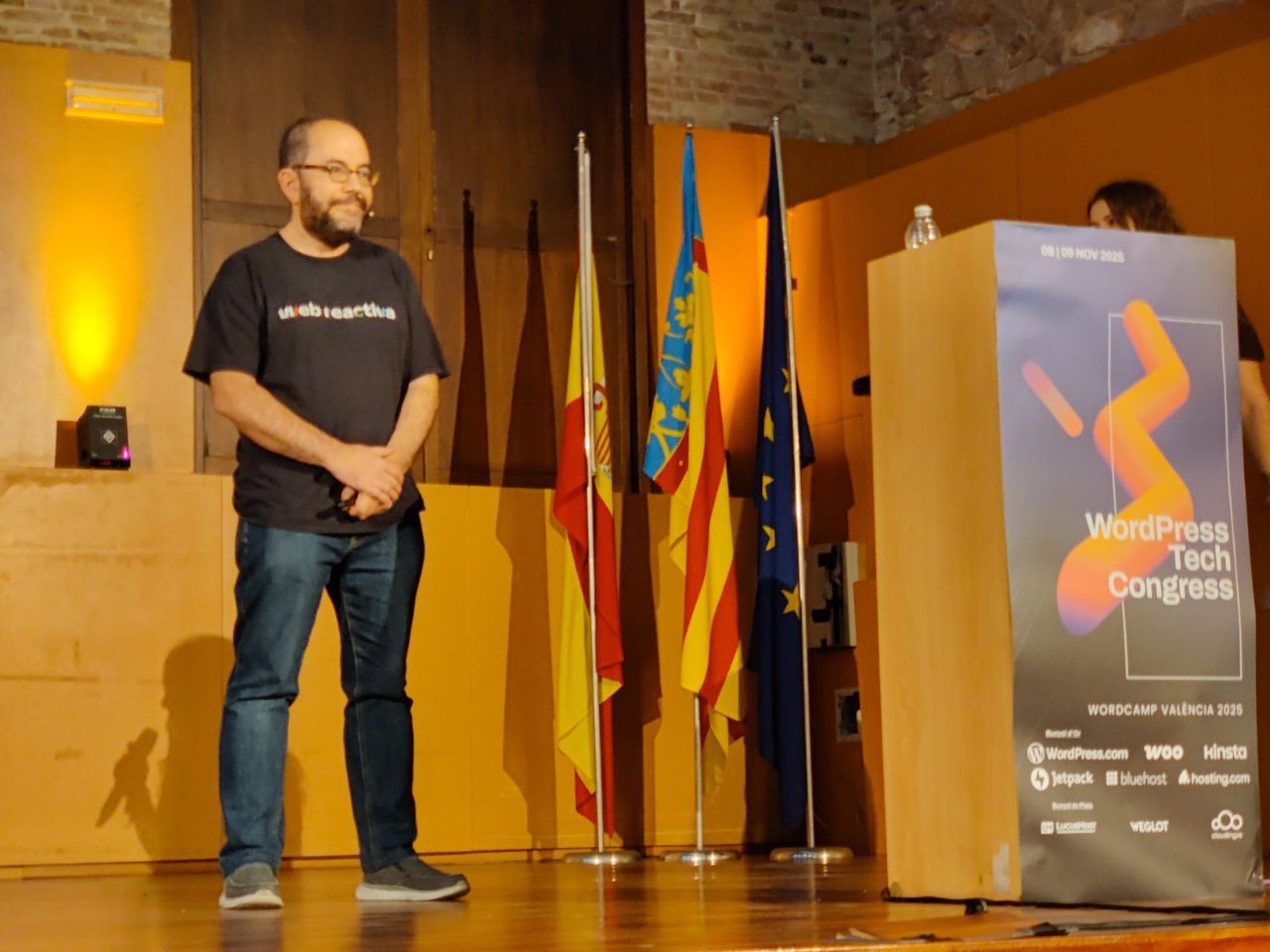 Dani Primo de pie en el escenario de WordCamp Valencia 2025
